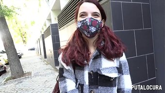 Minyon Ve Güzel Bir Kız, Ohana Petite, Yakalanıp Ateşli Bir Şekilde Öpüldü.
