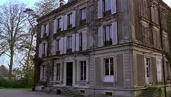 Esmer Genç Charlotte Vücudunu Sergiliyor Ve Yaramaz Oluyor