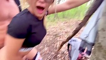 Sarışın Genç Cherry Kiss, Açık Havada Pov Oral Zevk Veriyor