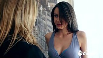 Lezbiyen Porno Yıldızları Amber Michaels Ve Rilee Marks, Cunnilingusa Dalıyorlar