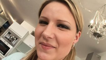 Lezbiyen Çift, Ev Yapımı Videoda Mastürbasyon Ve Parmaklama Için Ipuçları Paylaşıyor