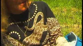 Genç Ve Milf, Halka Açık Bir Seks Deneyimi Yaşıyorlar