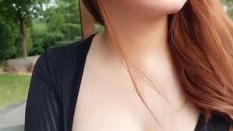 Doğal Göğüslü Asyalı Bebek, Salatalıkla Halka Açıkta Mastürbasyon Yapıyor