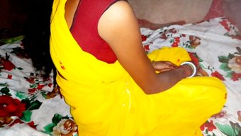 Sarı Saree'Deki Göğüslü Hint Karısı Amatör Videoda Oral Seks Yapıyor Ve Mastürbasyon Yapıyor