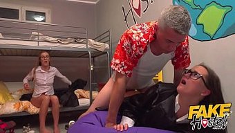 Üniversite Kızları Sahte Pansiyon Koklama Ve Kadın Boşalmasıyla Vahşi Bir Zaman Geçiriyorlar