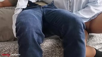 Genç Bayan Kendini Tatmin Ederken Yakalanır Ve Duygusal Bir Oral Seks Yapar