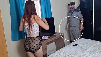Çalışkan Tamirci Ve Yaramaz Ev Hanımı Varlıklarını Sergiliyorlar