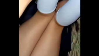 Güzel Latin Kadın, Sıkı Kıçını Ve Büyük Doğal Memelerini Tatmin Etmek Için Büyük Bir Sikle Doğum Günü Hediyesi Alıyor.