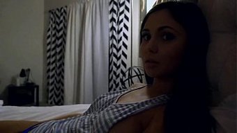 Ariana Marie'Nin Kız Kardeşi Onu Sıcak Bir Videoda Kullanıyor