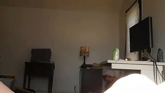 Dolgun Sarışın Güzellik Kendini Tatmin Ediyor