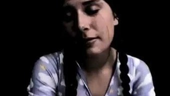 Genç Kızın Duası Tabu Aile Eğlencesine Yol Açıyor