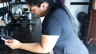 Kolombiyalı Güzellik, Üvey Kardeşi Izlerken Mutfakta Mastürbasyon Yapıyor