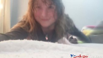 Bir Genç Kızın Islak Ve Vahşi Amıyla Sıcak Bir Solo Performans.