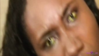 Amatör Esmer Arabada Derin Boğaz Oral Seks Yapıyor