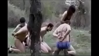 Japon Kadınlar Köle Plantasyonunda Femdom Hanımefendiye Boyun Eğiyorlar