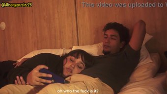 Üvey Kız Kardeşimle Netflix Izliyordum Ve O Beni Emerken Yüzümü Gizlemek Zorunda Kaldım.
