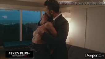 Evelin Stone'Un Bir Yabancıyla Ilk Buluşması Vahşi Bir Deneyime Dönüşüyor.