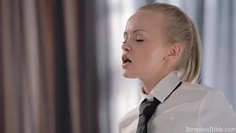 Lezbiyenler, Farklı Pozisyonlarda Bir Dildo Ile Strap-On Seks Deniyorlar.