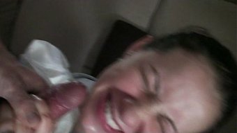 Güzel Bir Lezbiyen Çift, Ilk Oral Deneyimlerini Yaşamaya Çalışıyor.
