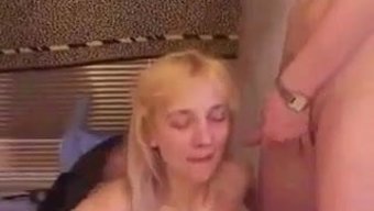 Anne Ve Üvey Kızı Sıcak Bir Üçlü Paylaşıyorlar