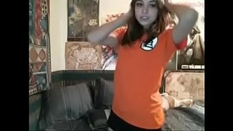 Amatör Kız Dans Hareketlerini Sergiliyor Ve Göğüslerine Kadar Soyunuyor