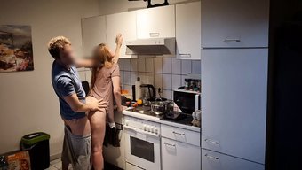 Aldatan Karısı Ev Yapımı Bir Videoda Üvey Oğlu Tarafından Yakalanır Ve Sikişir