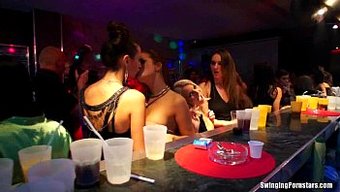 Lezbiyen Kızlar Kulüpte Vahşi Bir Gece Geçiriyorlar