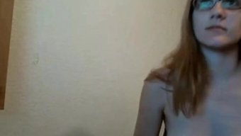 Amatör Kız Arkadaş Web Kamerasında Mastürbasyon Yapıyor Ve Boşalıyor