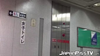 Japon Güzelleri Umumi Tuvalette Işemek