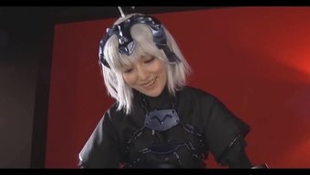 Cosplay'Deki Japon Bebek Sıcak Bir Videoda Yaramaz Oluyor