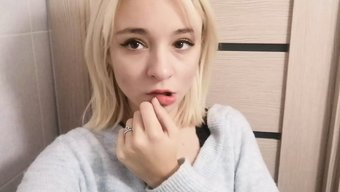 Genç Üniversiteli Ev Yapımı Bir Videoda Soyunuyor Ve Tahrik Ediyor