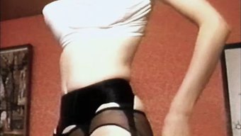 Eski Bir Videoda Iç Çamaşırı Içinde Striptiz Yapan Güzel Kadın.