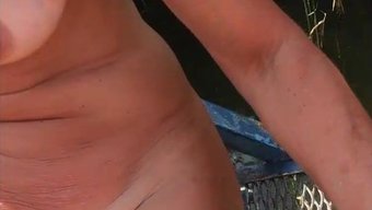 Nudist Çift Macaristan'Da Tekne Üzerinde Mastürbasyon Yapıyor