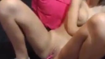 Kabarık Meme Uçlu Ilk Kez Performans Sergileyen Amatör Webcam Videosu