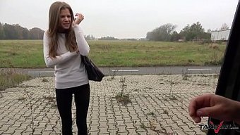 Küçük Göğüslü Genç 18+ Genç, Halka Açıkta Delinir Ve Spermlerle Kaplanır