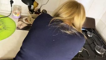 Amatör Karı Mutfakta Göt Deliğini Genişletiyor