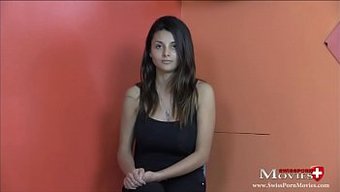 Azgın Alman Öğrenci Lilly18iv01, Sıcak Bir Röportajda Öğrenci Becerilerini Sergiliyor