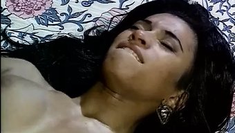 Julia Channel, Sıkı Amını Ve Yoğun Seks Sahnelerini Içeren Bu Vintage Yetişkin Filmde Anlamsız Bir Çatışmaya Giriyor.