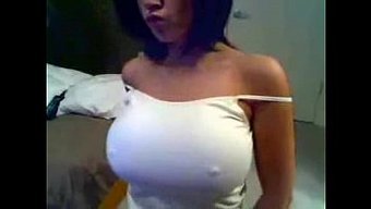 Güzel 18 Yaşındaki Webcam Modeli, Büyük Doğal Göğüslerle Harika Bir Set.