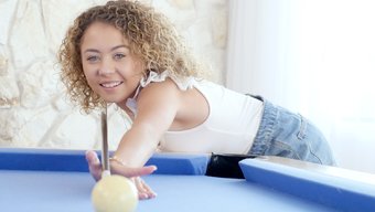 Allie Addison'In Üvey Kardeşi Ve Oyunbaz Striptiz Poker Oyunu