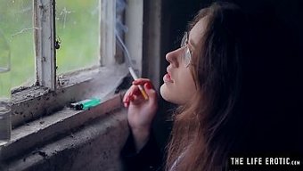 Kirli Bir Sokakta Sigara Içen Ve Mastürbasyon Yapan Anne