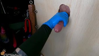 Kıvrımlı Güzelin Ev Yapımı Glory Hole Handjob Seansı
