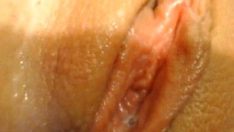 Yaramaz Kamera Kızı, Dildo Ve Parmaklarıyla Tek Başına Oyunun Tadını Çıkarıyor