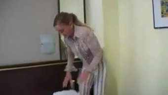 Bu Videoda Duvar Bir Hizmetçi Tarafından Temizleniyor