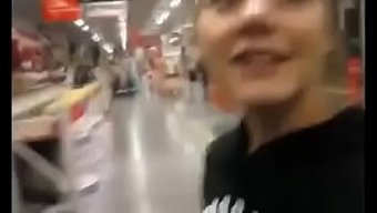 Sarışın Genç Halka Açık Bir Mağazada Oral Zevk Veriyor