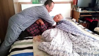 Genç Sevgilisiyle Olgun Asyalı Kadının Ev Yapımı Videosu