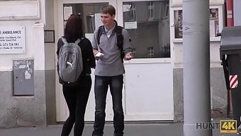 Adam, Seksi Bir Turist Tarafından Hızlı Bir Seks Için Ödeme Alır