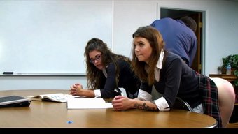 Sert Avrupalı Kız Rae, Tam Düzenlemede Şaplaklanıyor