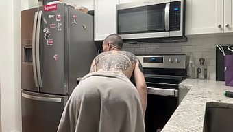 Genç 18+ Dansçı Elle, Yakın Çekim Videoda Gerçek Poposunu Sergiliyor