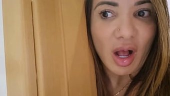 Güzel Esmer, Tutkulu Bir Oral Seks Ve Yoğun Bir Karşılaşmada Yüzüne Boşalma Yapıyor.